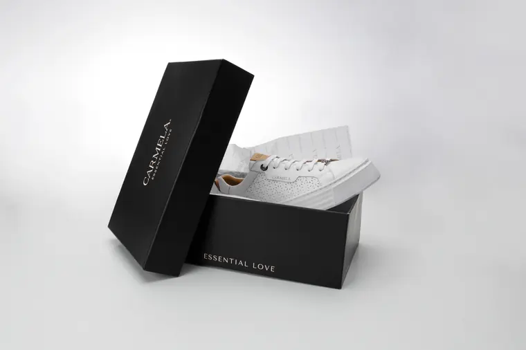 Caja de zapatos negra de Carmela con acabado premium