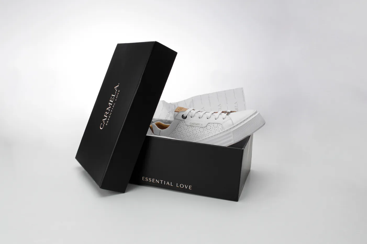 Caja de zapatos negra de Carmela con acabado premium