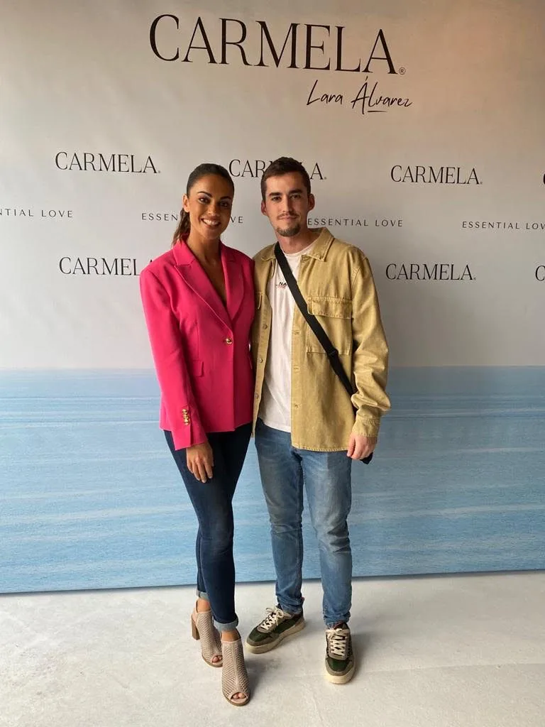Pablo Fernández con Lara Álvarez en el photocall de Carmela