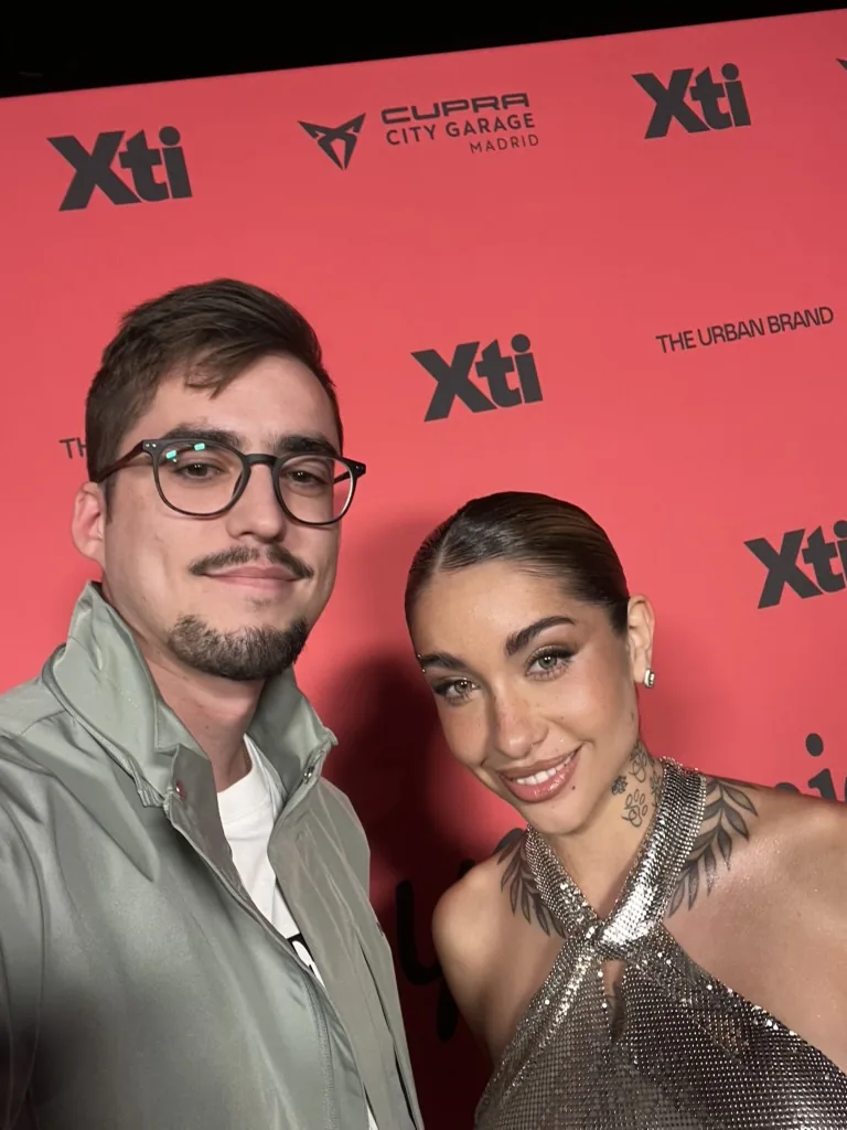 Pablo Fernández con María Becerra en el photocall de Xti