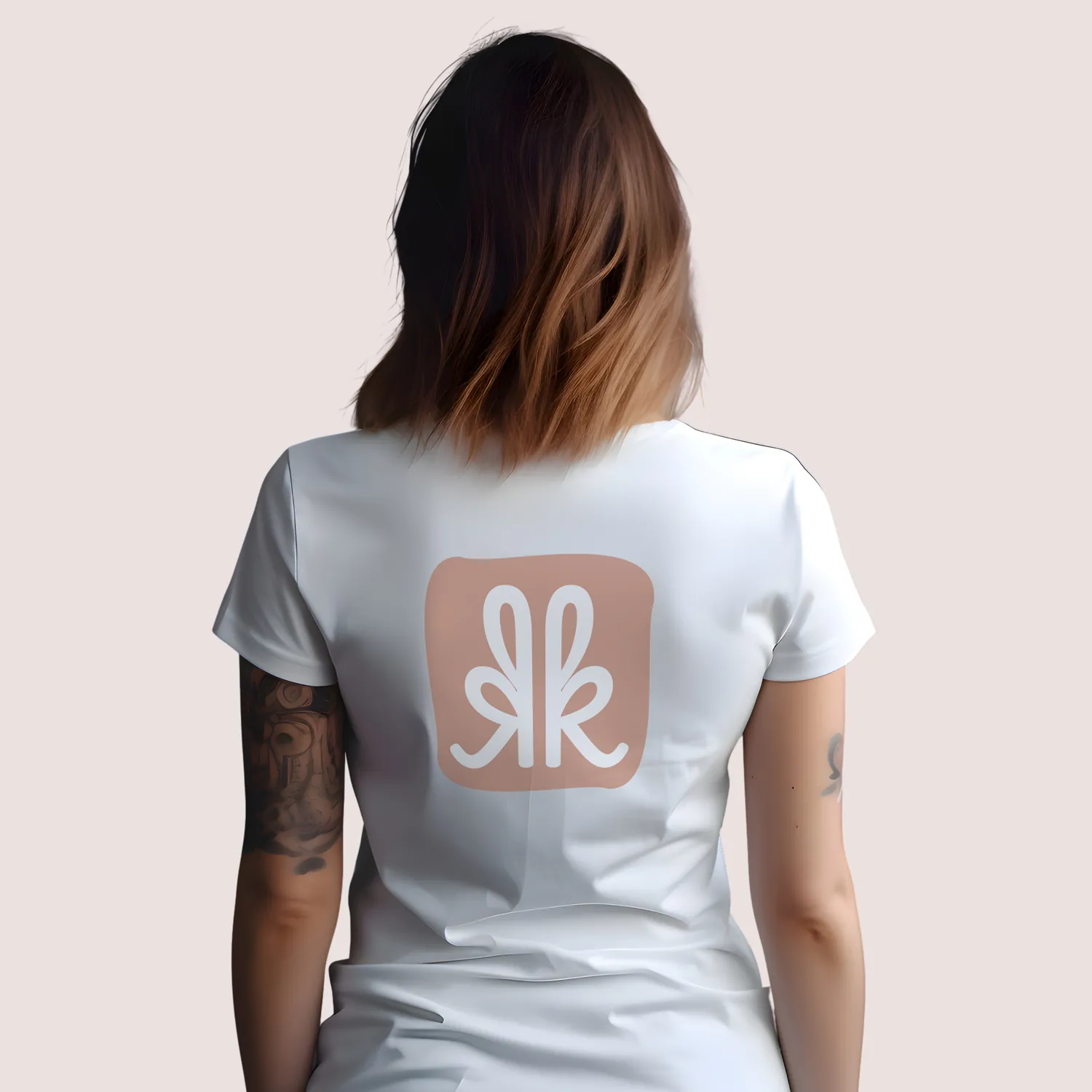 Espalda de la camiseta con el isotipo de Makana en grande