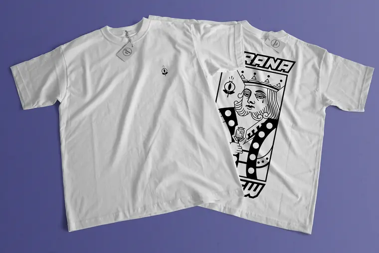 Camiseta blanca con estampado de rey de la baraja