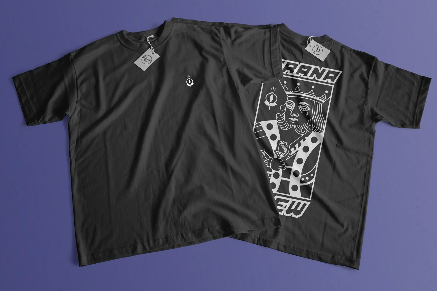 Camiseta negra con el mismo estampado en negativo
