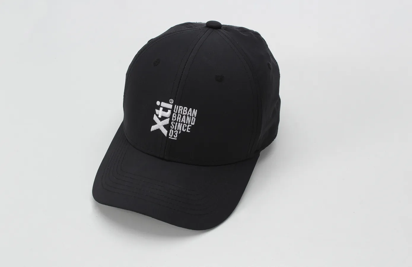 Gorra negra bordada con el logotipo de Xti