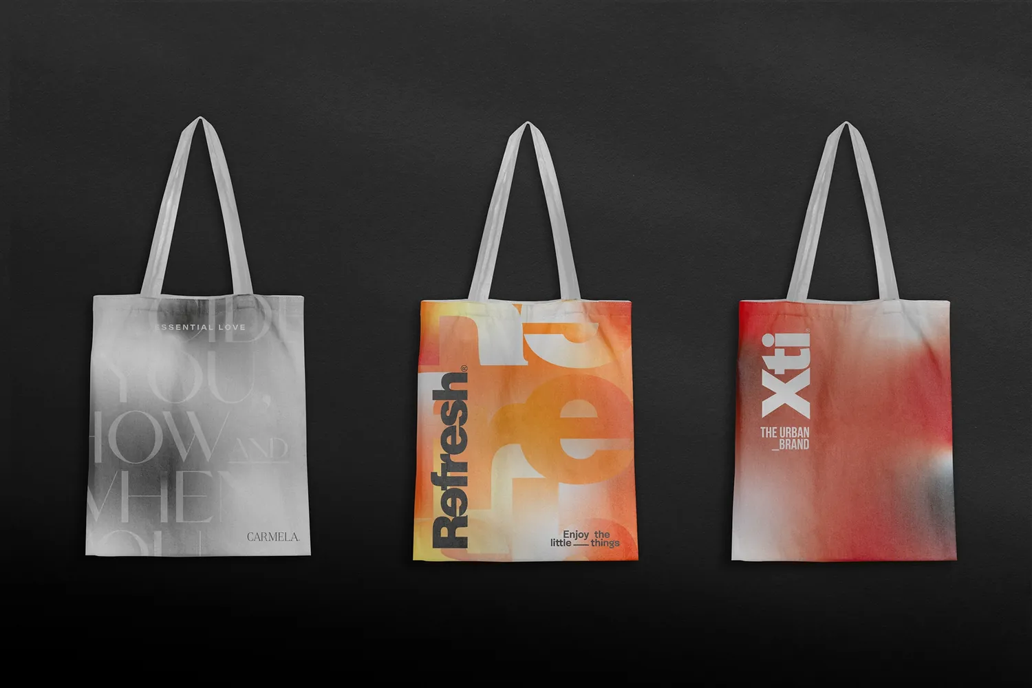 Tres tote bags con las marcas del grupo Xti